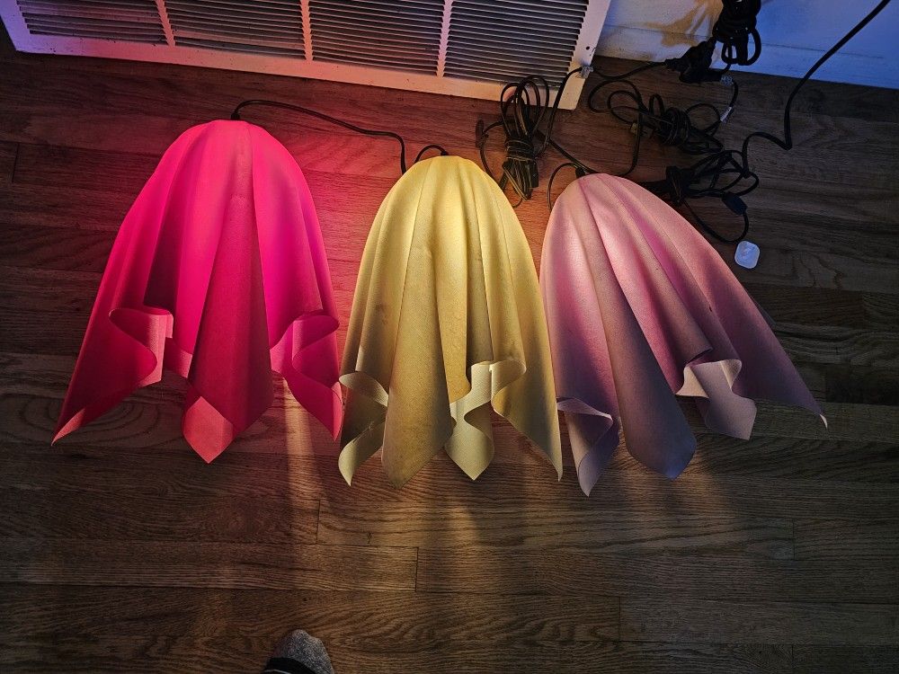 Vintage (?). Molded Ghost/Drape/ Lights *Prove me wrong on the price I'm tired of looking for them*