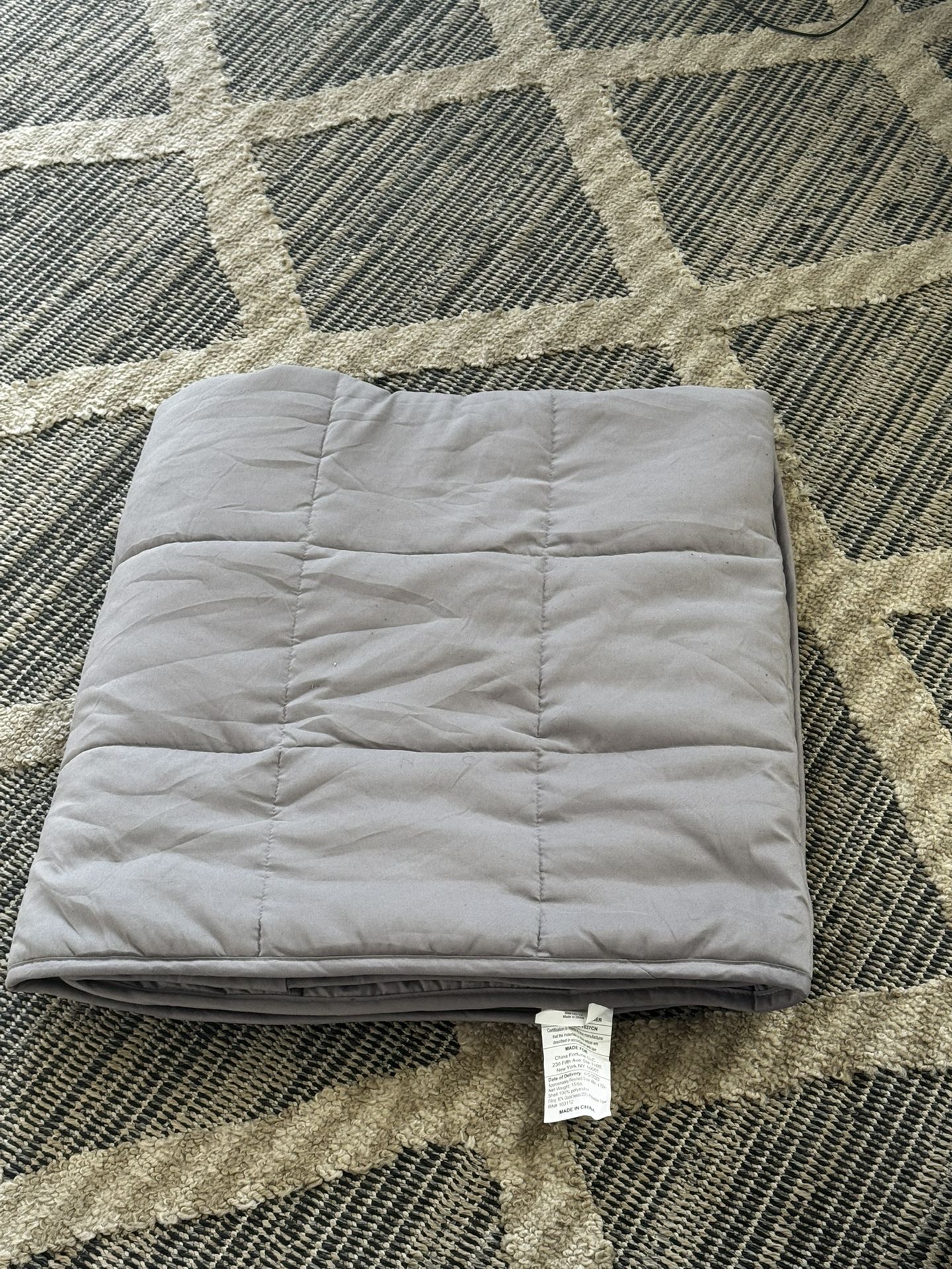 15LBS WEIGHTED BLANKET IN A GREY 48”X72” FULL SIZE. BRAND NEW BUT NO BOX