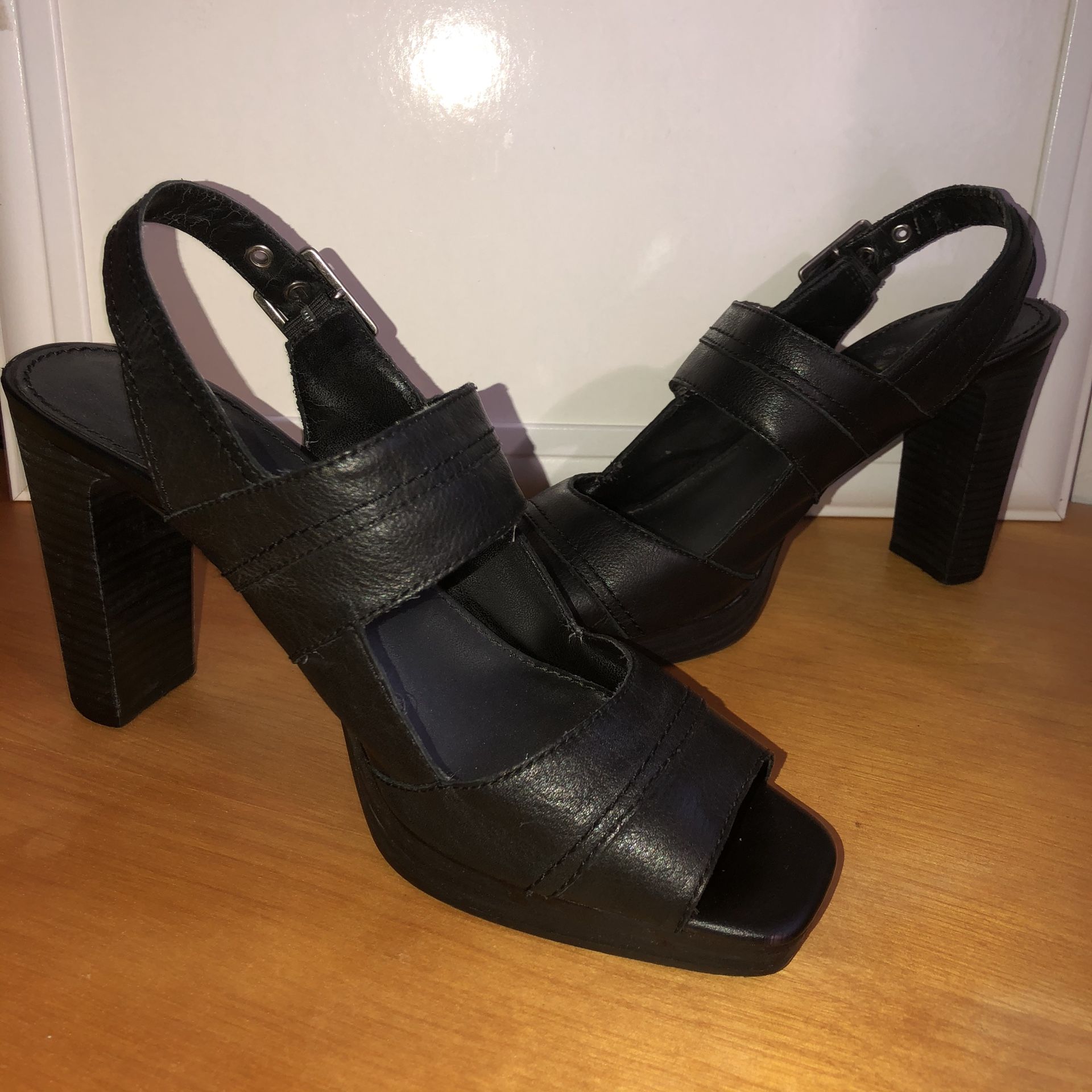 Simply Vera Vera Wang size 10 black leather strappy sandals