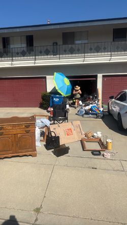 Garage sale EVERYTHING UNDER 10$