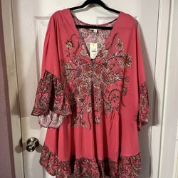 Women’s Size 22 / 24 Tunic Length top with 3/4 length sleeves.  Pattern Rose paisley.  Brand “aveology”.  Brand new.  Brand New With tags.  Smoke free