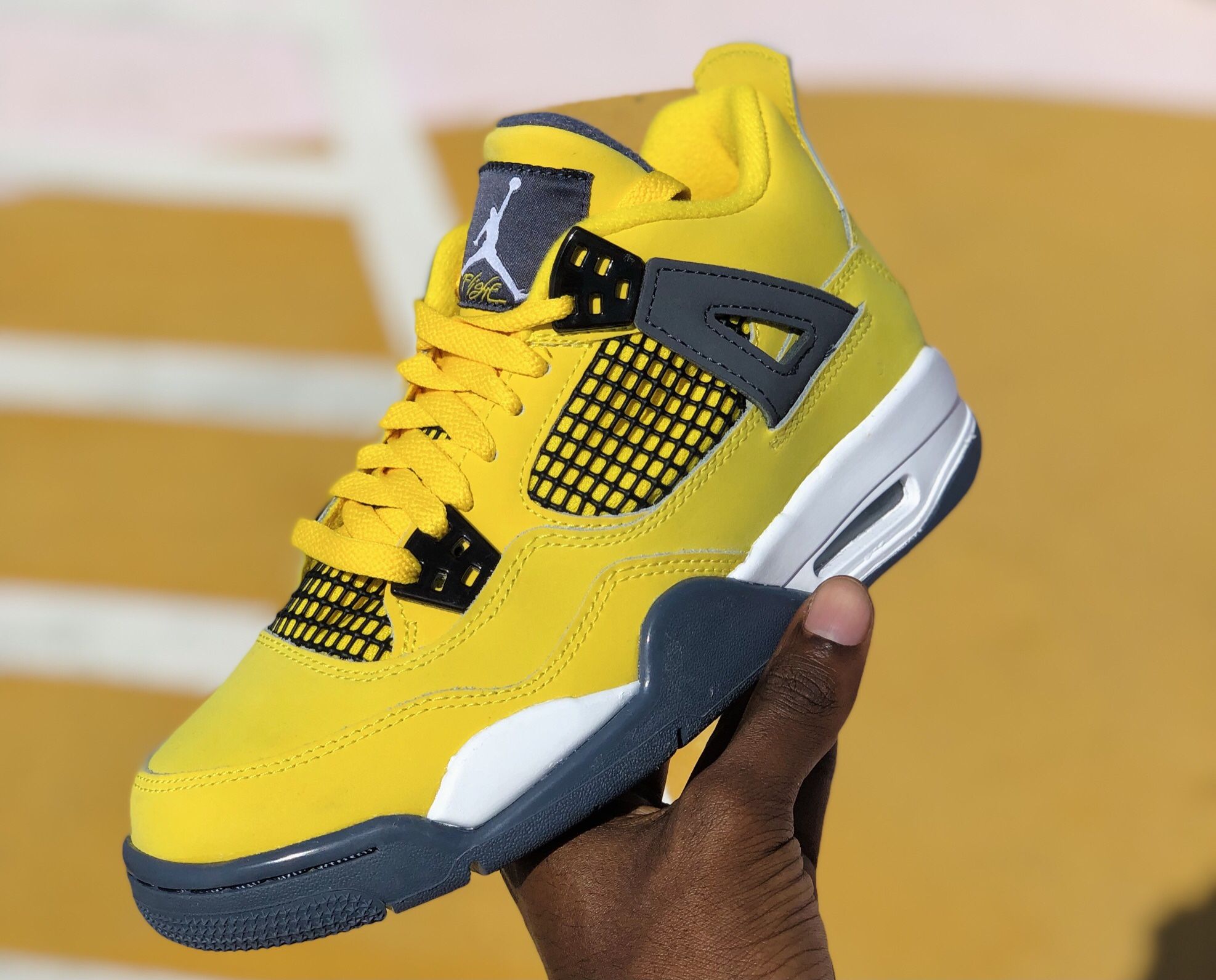 Retro 4 Lightning ⚡️🔥sz: 4.5y