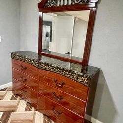 Dresser 