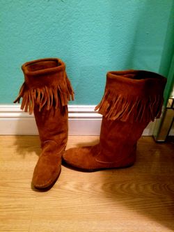 Minnetonka Brown Sueade Boots..Size 5 womens..really cute with Fringe..Like new!