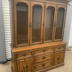 “Thomasville Furniture” Dining Room China Buffet / Hutch (2 Pieces) : Glass Shelves & Lights