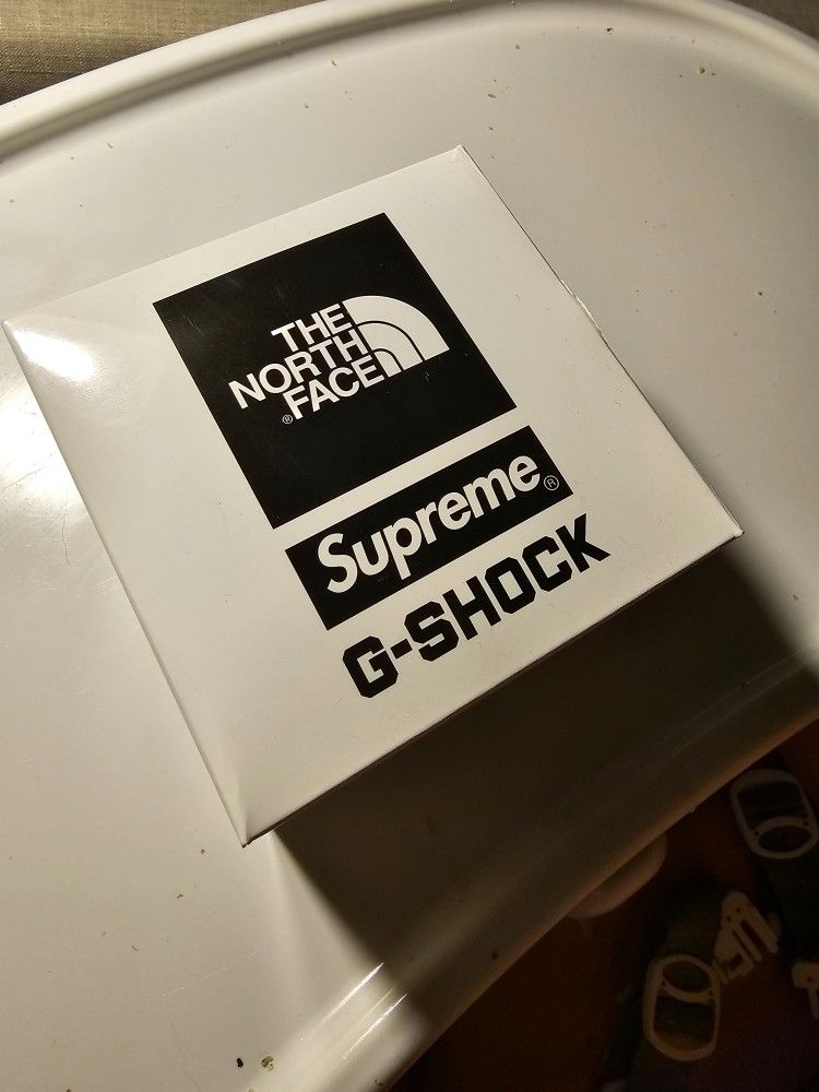 Watch GSHOCK Casio X Supreme X North Face.