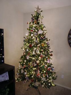 7.5 ft pre lit Christmas Tree. Many light settings. 3 piece setup