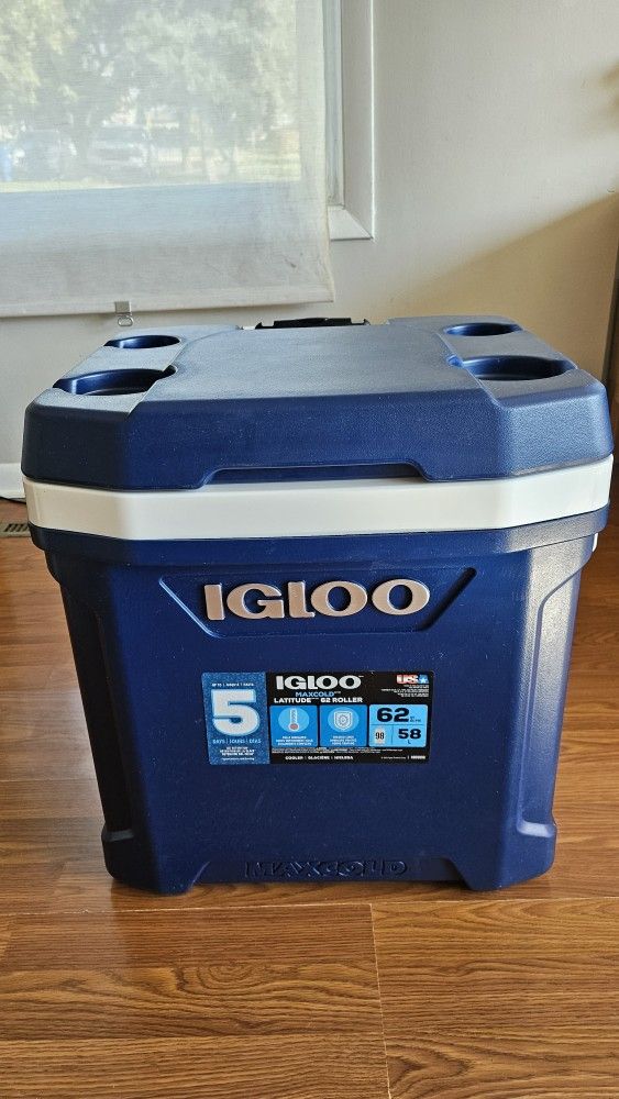 Igloo Maxcold Latitud 62-Quart Roller Cooler