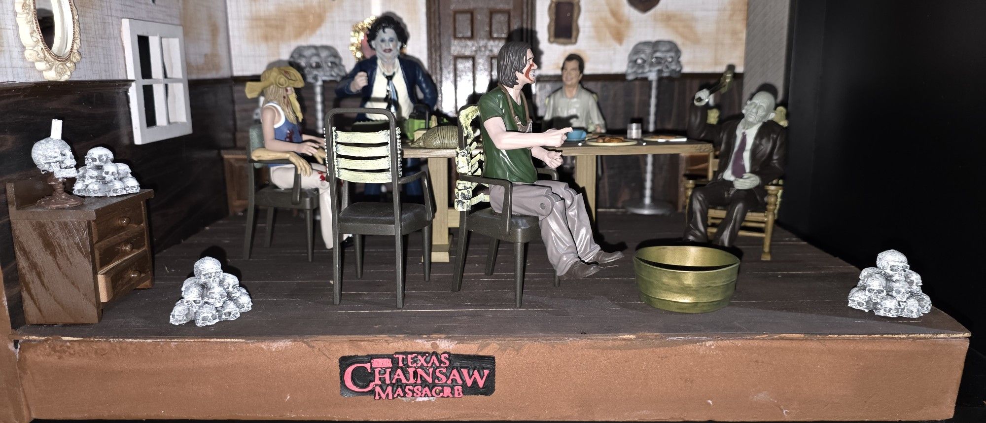 NECA Figures Texas Chainsaw Dinner Scene