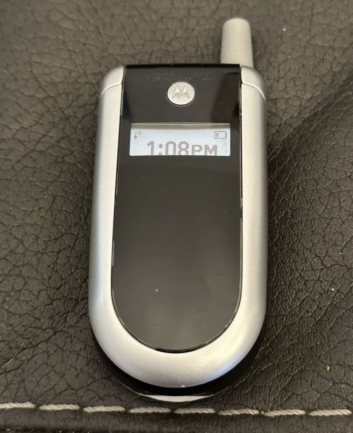 Motorola V series V180 Piano Black Flip Phone Cingular With Charger