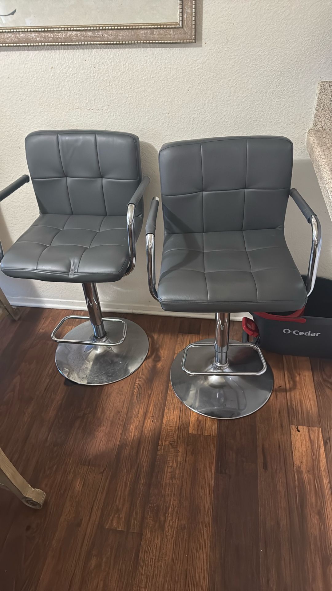 2 bar stools