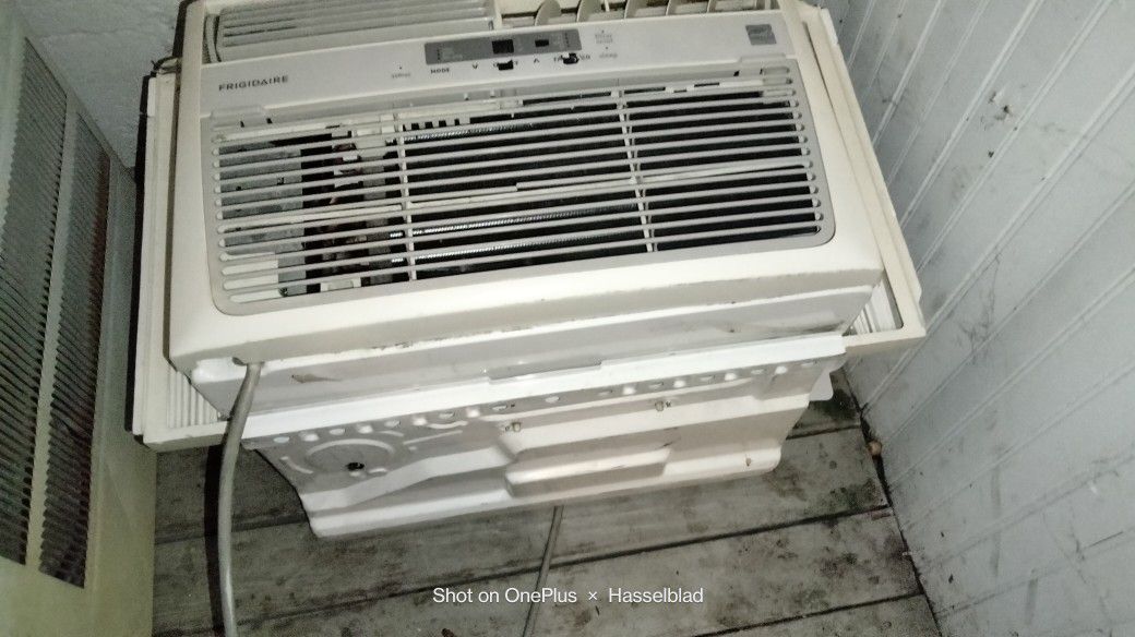  One Day Sale $30 Frigidaire 6,500 BTU It's  Ac Is Missing Filter In The Right Vent But Besides That It's Ice Cold And Great Shape .
