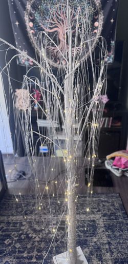 Large Light Up Tree With Changing Settings