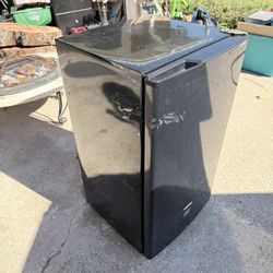 Tatung TR7SD MINI FRIDGE $60