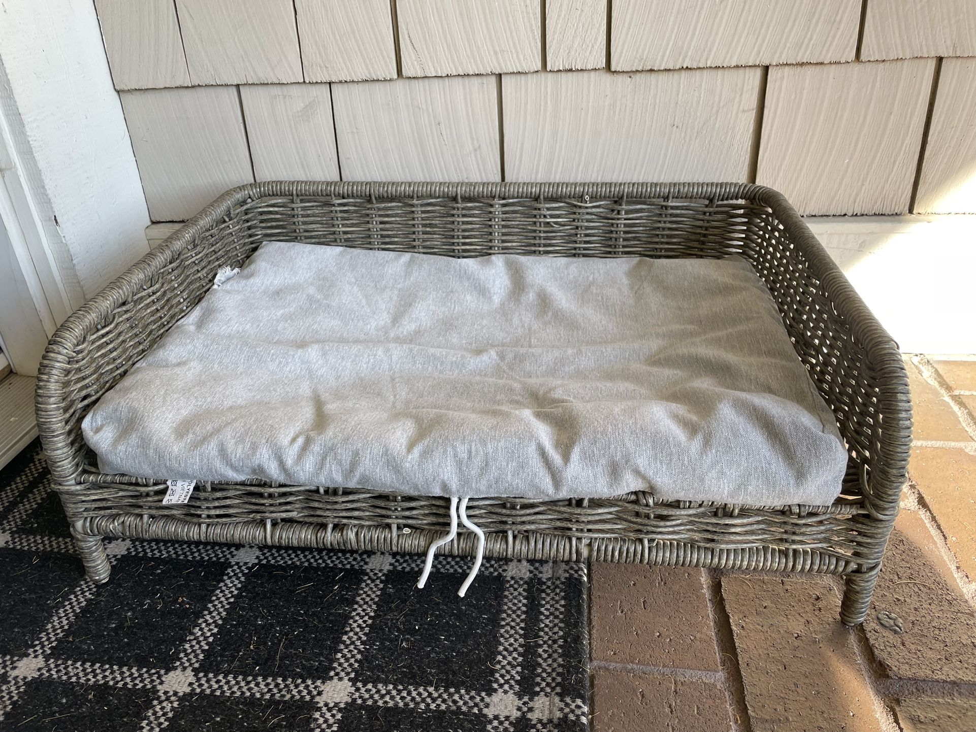 Elevated Rattan Wicker Dog Pet Bed Sofa Couch with Cushion Gray