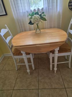 Drop-Leaf Dining Table with 2 Chairs