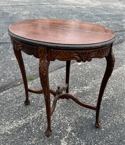 Vintage Queen Anne Oval Accent Side Table – Carved Wood