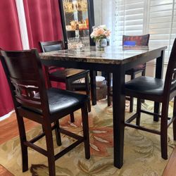 Dinning Set .  Have Footrest 