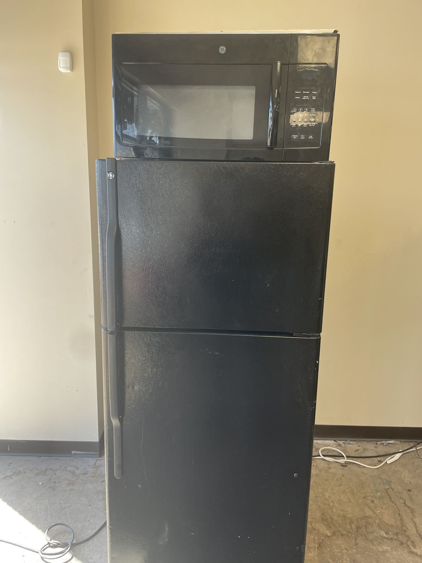 Stove And Microwave 