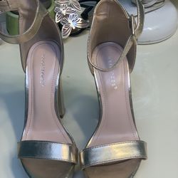 7.5 / 8 Gold Heels