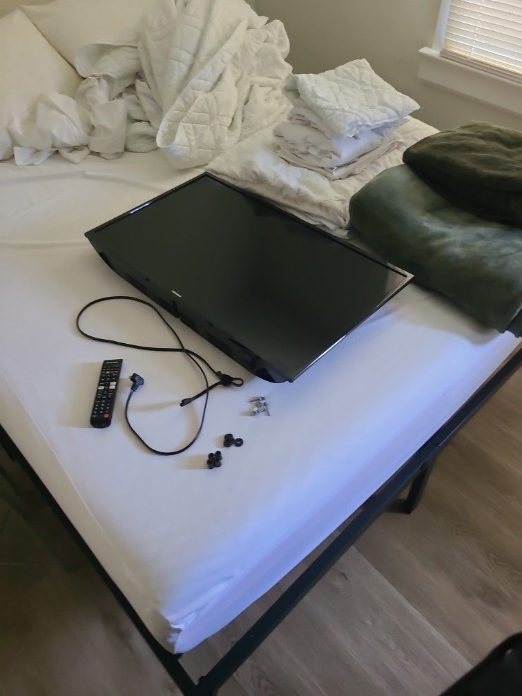 Samsung 32" TV (with Wall Bracket) [$150]