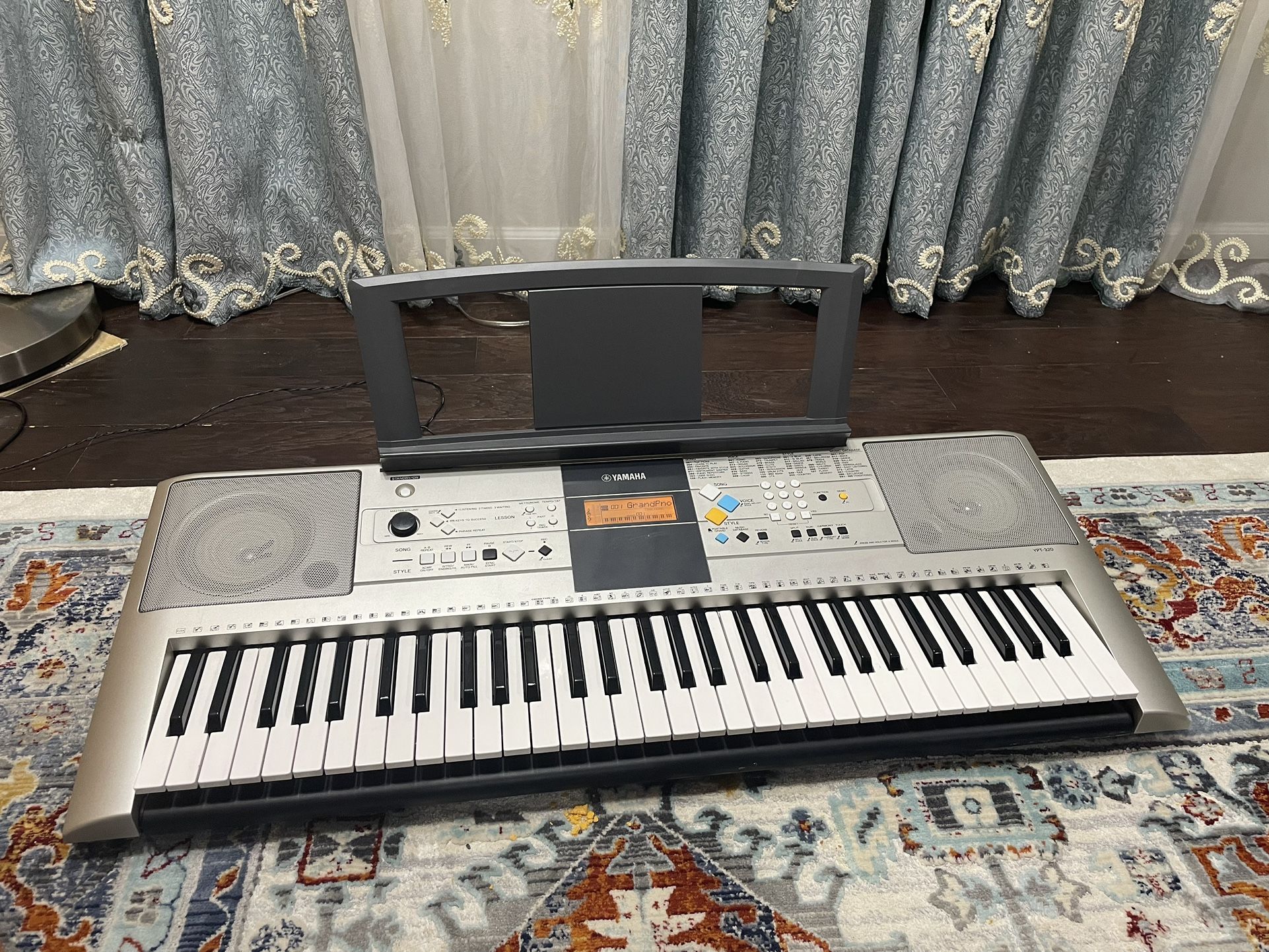 Yamaha Keyboard - Silver