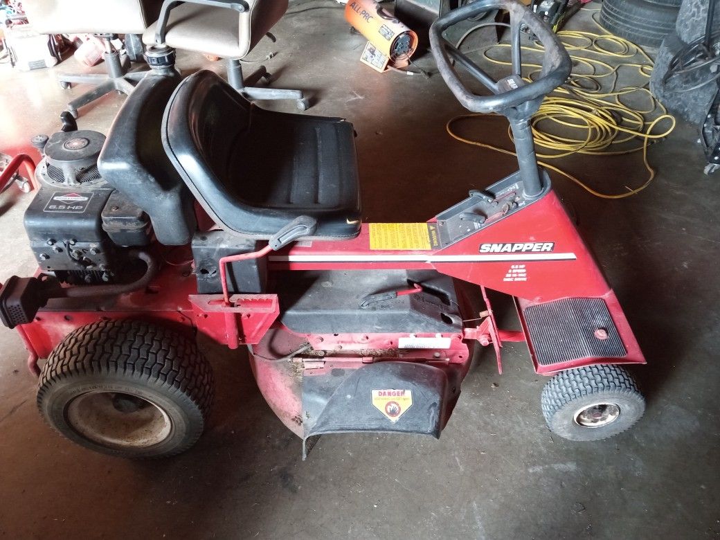 Snapper Riding Mower 6.5 Horsepower 30-in Deck