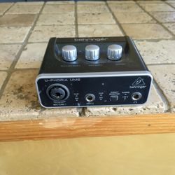 Behringer U-phoria  Um 2