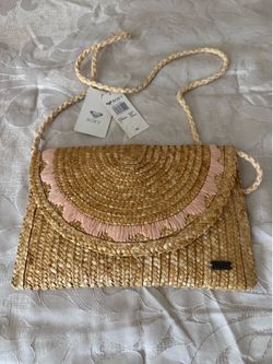 🌸 Roxy Straw Crossbody Clutch – New with Tags 🌸