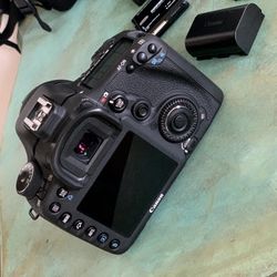 Canon EOS 7D and flash 470EX-AI included with bad and everything else in the picture 