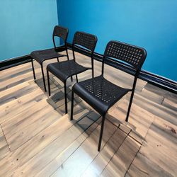 Set of Three ADDE Chairs.  BLACK. IKEA. Juego de Tres Sillas. Sillas Para Espacios Pequeños.