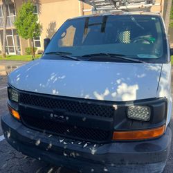En venta: Chevy Express 2007 totalmente equipada para construcción y pintura
