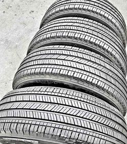 225/65/17 Michelin Selling a set of 4 tires in excellent condition 🫡