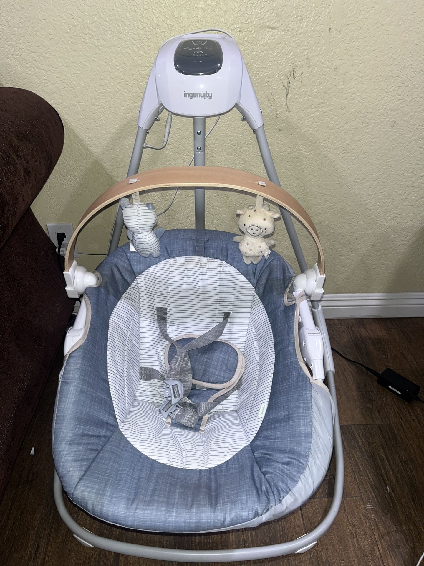 Ingenuity Simple Comfort Compact Swing with Wood Toy Bar - Chambray