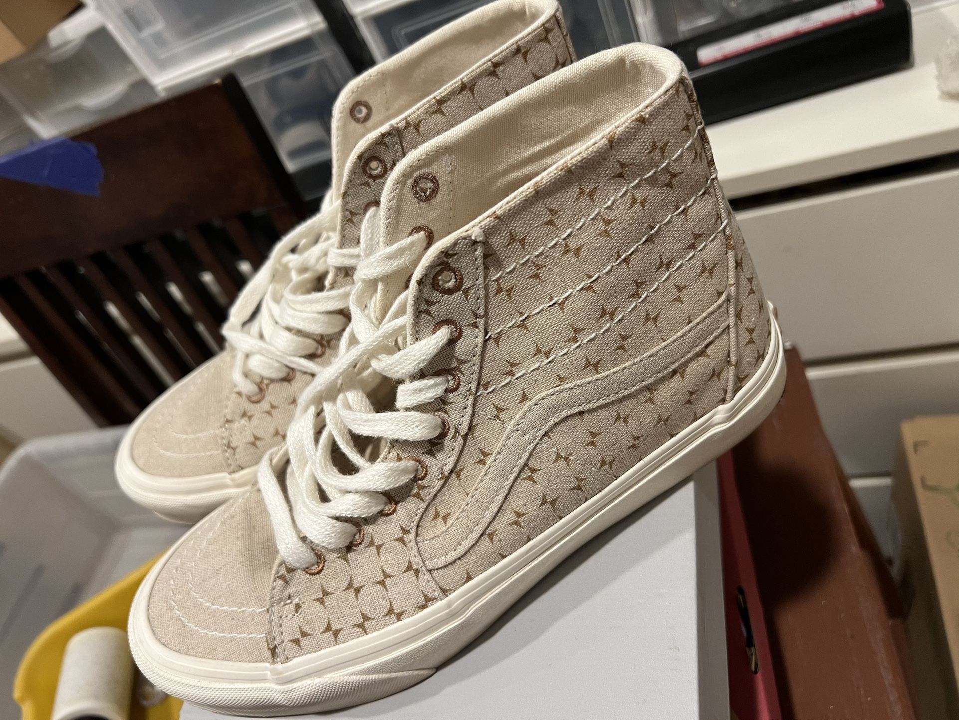 New VANS Shoes (size Men:9 ; Women:10.5)
