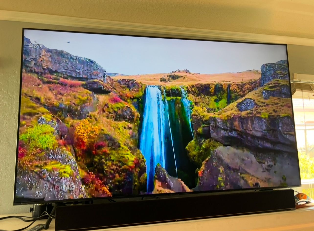 65” Samsung Crystal UHD 4K Smart  TV  With The Original Remote Control And Wall Mount ***** Like New *****