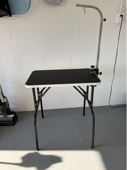 Dog grooming table