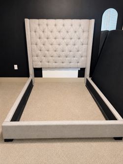 Elegant Tufted Upholstered Platform Bed – Light Gray – Queen