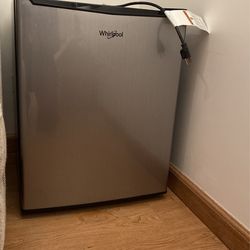Whirlpool 4.3 cu ft Mini Refrigerator Stainless Steel WH43S1E
