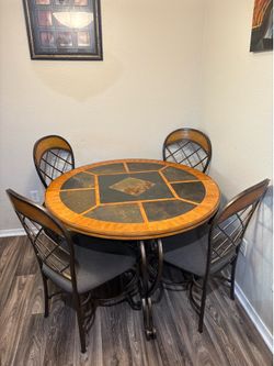 Round dinner table with 4 chairs