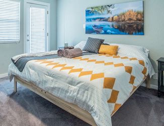 King Zinus 12" Memory Foam Mattress — Never Slept On Directly | Smoke/Pet Free