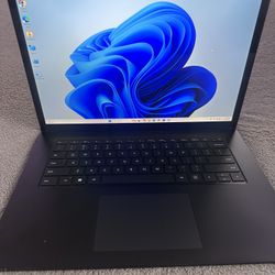 Microsoft Surface Laptop 4 / Core i7 / 16GB RAM / Windows 11 Pro / 15” Touchscreen / 512 GB SSD HHD