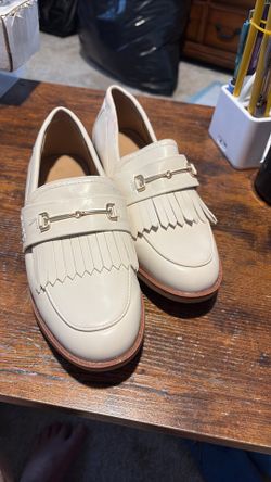 Men’s crème colored loafer