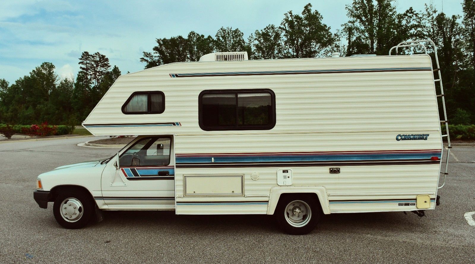 Photo Length 21 Sleep Capacity 6 Clean RV Toyota !!