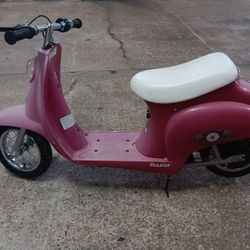 Razor Pocket Mod Daisy Girls Moped Rechargeable 
