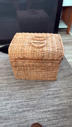 Antique wicker blanket/pinic box with all worki