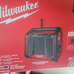 m18 milwaukee job site speaker with charger 