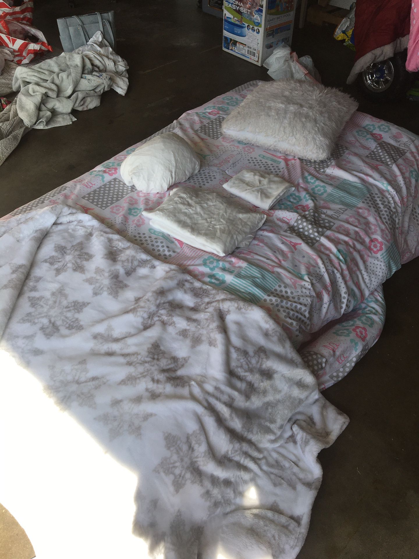 Lightly used twin bedding set from guest room
