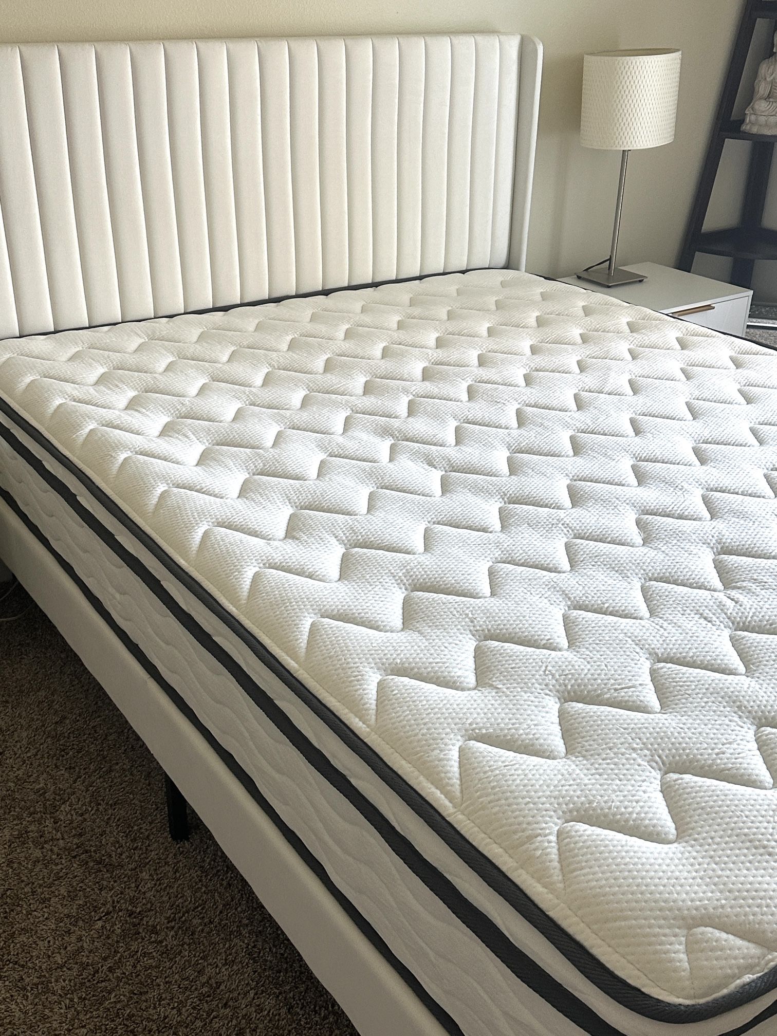 Queen bed w Hybrid Euro Top 12” Mattress