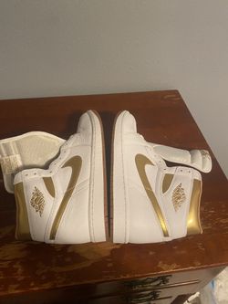 Air Jordan 1 High OG Gold Metallic